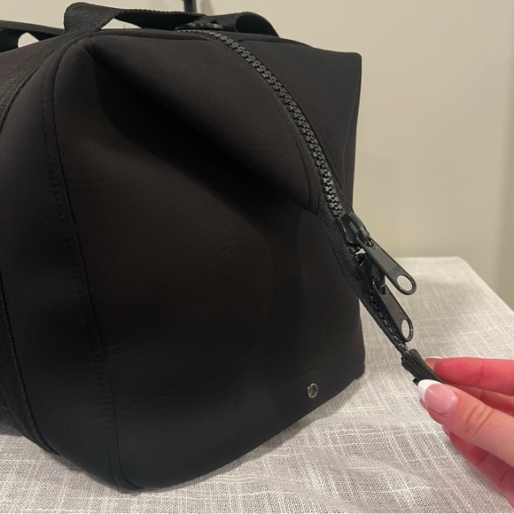 SOLD DAGNE DOVER Large Black Landon Neoprene Carryall Travel Bag EUC! - Picture 10 of 15